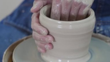 Çömlekçilik Master Class Atölyesi Dirty Hands Potters bir Atölye Kalıp bir Kase Bir Pot Kil Vazo Kase Yapma Bir Çömlekçilik Tekerlek Üzerinde Çalışıyoruz İki Kişi