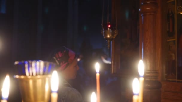 剪影圣三一乔纳修道院玛丽的宿舍日基辅崇拜者祈祷玛丽图标在教堂图像图标蜡烛的黑暗大厅 — 图库视频影像