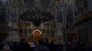 Hizmet Dormition Katedrali Pochaiv Lavra Noel kulları ayakta kalabalık kilise Ortodoks Manastırı Ukrayna iç arıyoruz