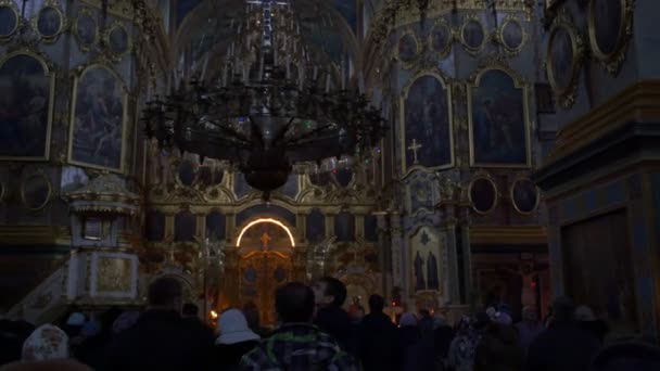 Dav stojící na služby Uspenské katedrály Pochaiv lávra vánoční věřících se díváte na interiér kostela ortodoxní klášter Ukrajina — Stock video