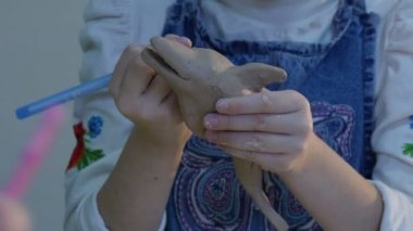 Kesme dışarı şekiller çocuktur bir yunus Holding kil heykelcik çalışma dikkatle dağınık masa çocuk olduğunu Learinga çanak çömlek zanaat çanak çömlek Atölyesi