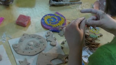 Potter heykelciği ile küçük spiraller Sea Horse heykelciği kadın öğretmen bir çömlek atölyesinde heykel bir dekoratif sarmal kil heykelcik dekorasyon