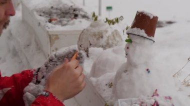 Baba Adam Bir Kardan Adam Baba Bir Burun Ekliyor Kızı ile Oynuyor İnsanlar Birlikte Kardan Adam Ile Oynuyor Kar Aile Rest Cloudy Wintry Günü yapılır