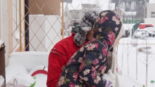 Uomo ragazzo rovistare attraverso una neve costruire una neve figure ridere divertirsi giocando con la neve alla finestra su un papà Cornice e sua figlia trascorrere un tempo — Video Stock