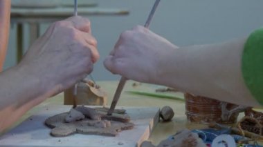 Çocuk ve Öğretmen Atölye Kadın Cam kedi heykelcik Fırça Çocuk ile bir Çömlekçilik Craft Pottery Atölyesi Öğrenme Kil Bir Parça Heykel