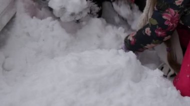 Kız Kardan Adam Baba ve Kızı Kardan Adam Için Bir Yığın Kar Kadar Kazık Kar Da kar dan sıyrık Rakam Kar Aile Rest Cloudy Wintry Günü yapılır Kar Birlikte Snowman Rakam ile oynuyor