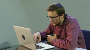 Man Bir Videocall Gesticulating Çay Kupası Seroius Freelancer Programcı Copywriter Tasarımcı Muhasebeci Sahip Sorunları ile Hard Dealing Çalışıyor