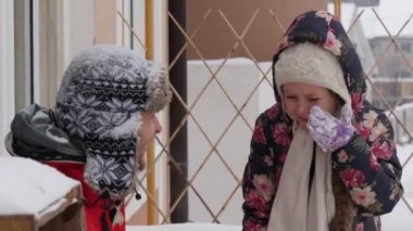 Baba Dokunur Kar Kız ile Çocuk Burun Strews bir Baba İnsanlar Bir Fun Man Kırmızı Ceket ve Küçük Kızı Kar Açık havada oynamak için bir Kar Strews olduğunu