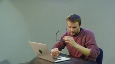 Adam Hızlı Gülümsüyor Yazarak Bir Laptop Kapatır Onun Arms Düşünme Bir Laptop Freelancer Programcı Copywriter Tasarımcı Muhasebeci Çalışır