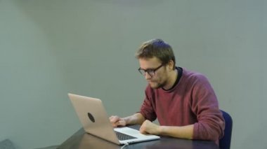 Adam hızlı kapanır bir Laptop kızgın gergin adam eğilir onun kol düşünme Freelancer programcı metin yazarı Tasarımcısı muhasebeci yazarak çalışma zordur