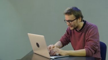 Çalışma zor sohbet söz yazarak hızlı yazarak dokunuşlar O'nun tüyleri memnun Freelancer programcı metin yazarı Tasarımcısı muhasebeci adamdır mutludur