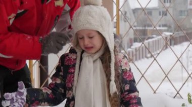 Çocuk Kafasına Şapka Sabitleme Kız Bir Şapka Sabitleme Kar Ağlıyor Giysi İnsanlar Bir Cornice Baba ve Kızı Aile Üzerinde Pencerede Kar ile Oynuyor