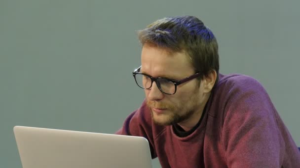 Adam oturuyor Laptop sahip bir ara Freelancer programcı metin yazarı Tasarımcısı muhasebeci çalışma zor ciddi adam olan bazı sorunları çözme — Stok video