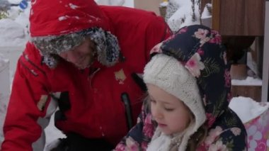 Kız Karda Oturuyor ve Kardan Adam Baba ve Kızı Birlikte Kardan Adam Ile Oynuyoruz Kar Dansı Yapılır Aile Rest Cloudy Wintry Günü