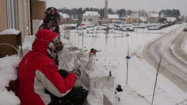Mutfak Kürekler Baba ve Kızı ile Snowman Yapma İnsanlar Birlikte Kar Adam Strew bir KarDan Bir Kar Ile Oynuyoruz Bir Kardan Adam Aile Rest Cloudy Wintry Günü