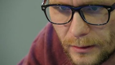 Bir Videocall Freelancer Programcı Tasarımcı Tasarımcı Muhasebeci sahip Man's Face Man Bir Klavye Dizüstü Türleri Sabit Oturan Çalışıyor