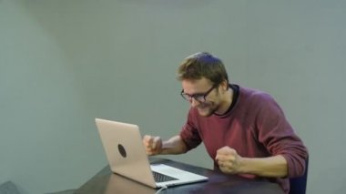Adam hızlı Laptop alır bir gözlük kapalı konuşmak Videocall konuşmayı Skype Freelancer programcı metin yazarı Tasarımcısı muhasebeci yazarak çalışma zordur