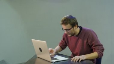 Erkek yazarak hızlı şanslı adam yükseltir eller sohbet mi bir Program Freelancer programcı metin yazarı Tasarımcısı muhasebeci işadamı yazma çalışma zordur