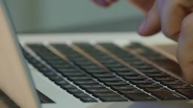 Adamın parmakları eller vardır yazarak klavye düğmeleri adam çalışma ile Laptop sohbet Freelancer programcı metin yazarı Tasarımcısı muhasebeci üzerinde çalışma zordur
