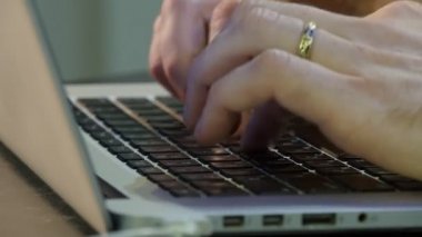 Adamın elleri vardır yazarak bir klavye sohbet manifatura Freelancer programcı metin yazarı Tasarımcısı muhasebeci üzerinde çalışma zor altın yüzük parmağını üzerinde olduğunu