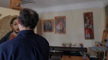 Adam geri yükleme simgesini, Ortodoks Saint paleti ile boyar onarım restorasyonu simgeler dağınık tamir dükkanı restorasyon grup Studio Kiev'de çalışıyor