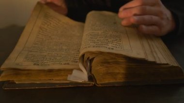 Antik Leafing keşiş 's el kitap mum ışığı masal geçmiş yıl bir tipografi birincil Chronicle Nestor'un keşiş kronik Nestor'un el yazması