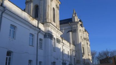 Yalınayak Carmelites'sinin Manastırı Berdiçev duvarlar Towers Barok tarzı Panorama koruyucu insanlara Katolik Vintage Antik Bina Ukrayna dekore edilmiştir.