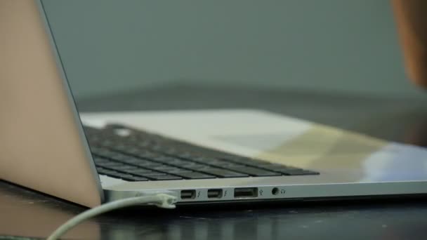 Του ανθρώπου χέρια δακτυλογράφηση στα Laptop Πάρτε ένα γυαλιά κουβεντιάζοντας σκέφτεται για μια ενώ ελεύθερος επαγγελματίας προγραμματιστής κειμενογράφος σχεδιαστής λογιστής είναι εργάζονται σκληρά — Αρχείο Βίντεο