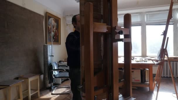 Artist Painting Atteltively Orthodox Icons Restoration Repair Shop Panorama Restoration Group is Working in the Studio in Kiev Paintings on Easels Picture — Stock Video