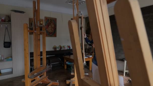 Artista Pintura Atteltively Ortodoxa Ícones Restauração Repair Shop Restauração Grupo está trabalhando no Estúdio em Kiev Pinturas em um Easels Picture — Vídeo de Stock