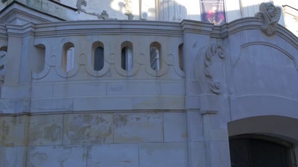 Panorama van muur ingang Karmelieten klooster Berdichev Posters beschermende muren torens in een oud gebouw in barok stijl katholieke Vintage zonnige Oekraïne — Stockvideo