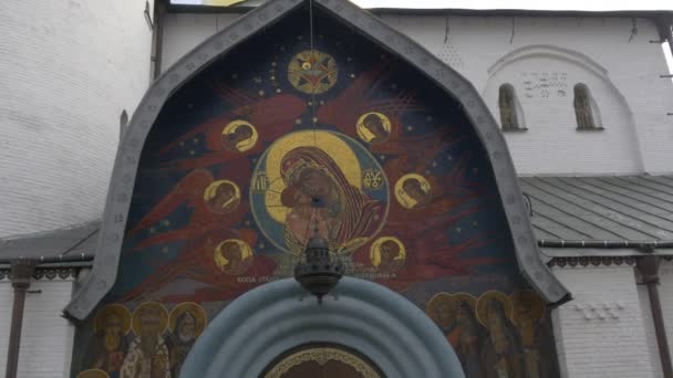Ingresso ad una Cattedrale della Trinità Immagine di Maria con un bambino sulla porta Arco della lampada Santa Dormizione Monastero ortodosso Pochiv Lavra in Pochaiv Ucraina — Video Stock