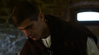 Adam bir kağıt yaprak kağıt yapımı teknoloji Kalesi ve Radomişl kağıt verme işlemi genç adam müzede folklor kostüm aşamasında basarak haddeleme