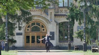 Mantle Happy Graduand Onun Topuklar Univesrsity Dışında Alley Yürüyüş Kadar Kicks Öğrenci Kadar Şapka Atar Diploma Sunny Yaz Günü var