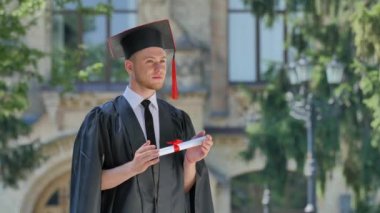 Graduand Mantle Düşünme Univesrsity Dışında Alley Ayakta Onun Diploma Tutarak Inspired Öğrenci Başını Sunny Summer Day Yeşil Ağaçlar Nods