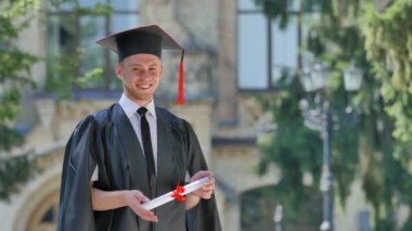 Graduand Manto Onun Diploma Univesrsity Happy Graduand Dışında Alley Ayakta Ayakta Onun Diploma Gülümseyen Gösterir ve Diploma Sunny Yaz Günü Yeşil Ağaçlar Shakes