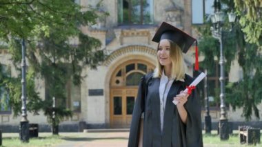 Graduand Woman Mantle Holding Diploma Gülümseyerek Univesrsity Mutlu Graduand Diploma Sunny Yaz Yeşil Ağaçlar Shakes Dışında Elini Alley Sallayarak