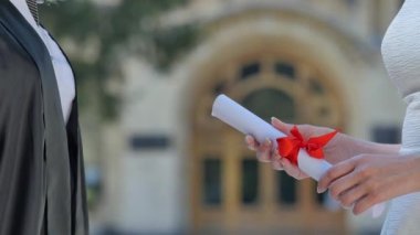 Graduand Diploma Kadın Elleri Öğrenci Manto Öğretmen Üniversite Güneşli Günü Dışında Alley El Sıkışma Töreni haddelenmiş verir alır