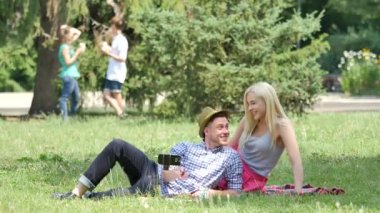 Çift Piknik Bir Çim Poz Bir Çim Üzerinde Fotoğraf Çekme Park Gençler Doğa Arkadaşlar Çiftler Yaz Günü'nde bir Çim üzerinde Yatarken