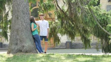 Park'ta Büyük Ağacın Altında Duran Erkek ve Kız Gençler Arkadaşlarını Korkutarak EğleniyorLar Doğa Dışında Bina'da Birlikte Vakit Geçiriyorlar
