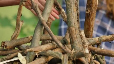 Kadının elini Sprinkles bir şey içine Fifewood adam, bir adet ahşap Pagan Festivali, Ivan Kupala yangın Kindling insanlar kutlamak yaz aylarında kuruyor