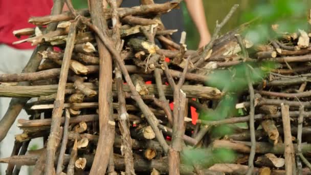 Les gens vont mettre le feu Ivan Kupala Festival païen Les hommes et les femmes vont célébrer la nuit de Kupala dans la forêt Les arbres verts sont autour du jour d'été 