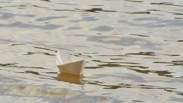 White Paper Ship is Drifting by Water Childish Diusement Game Sonho Superfície Solidão Solidão Esperança Para Sobrevivência Papel Navio em um Rio Surf Dia ensolarado — Vídeo de Stock