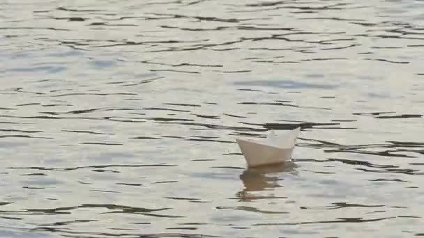 흰 종이 배는에 의해 부동 강 흐린에 보여주는 흰 종이 배는 물 유치 한 놀이 게임 꿈 표면 외로움 고독 외로운 항해 — 비디오