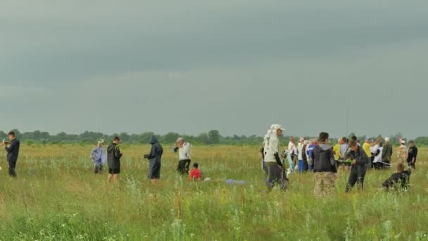 Teenager alle competizioni sportive aeronautiche modello all'aperto Konotop Ucraina Modelli di assemblaggio Preparazione al lancio di modelli di aerei volanti Stima — Video Stock