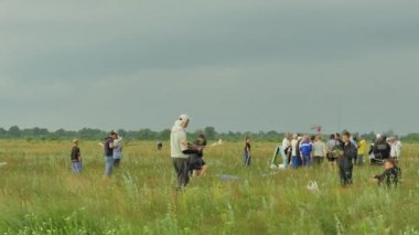 Uçak yarışmalar açık havada modellemek hazırlanıyor gençler Konotop Ukrayna uçak modelleri tahmini uçmaktan çalıştırmak için derleme hazırlık modelleri