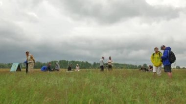 İnsanlar uçak modelleri tahmini bulutlu uçmaktan çalıştırmak için Model uçak spor yarışmaları açık havada Konotop Ukrayna modelleri derleme hazırlama