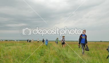 İnsanlar terk alan uçak Model spor müsabakasını Konotop Ukrayna çocuklar gençler Instructiors üzerinde başlatılması yağmur modelleri yürüme