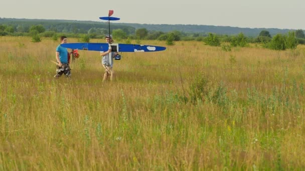 Άνδρες που μεταφέρουν τα αεροσκάφη μοντέλο ημέρα του διαγωνισμού σε Konotop Ουκρανία προετοιμασία για αεροπλάνο εκκίνησης μοντέλα συναρμολόγηση εκτίμηση του Έναρξη πτήσης — Αρχείο Βίντεο