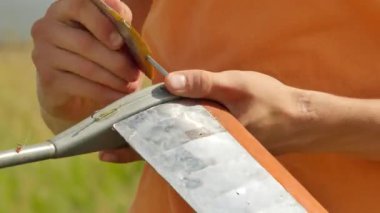 Çocuğun elleri uçak denize indirmek güneşli için uçak modelleri rekabet açık havada Konotop Ukrayna hazırlık uçak modeli insanlara kanadının toplanıyor